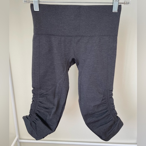 Lululemon in the flow crop ll - Picture 2 of 7